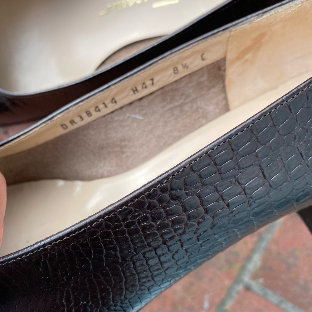 Ferragamo dark brown embossed leather pumps with hardware detail size 8.5 - Picture 5 of 6